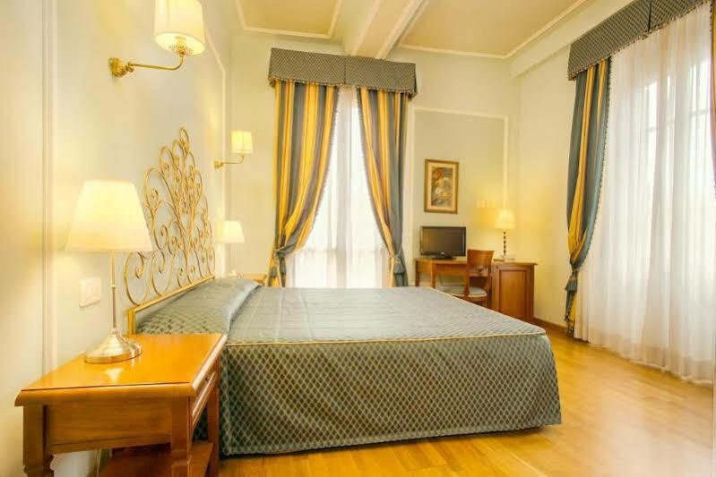 Hotel Bretagna Heritage - Alfieri Collezione Floransa Dış mekan fotoğraf